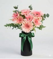 Siyah Çizgili Polimer Vazoda Pembe Gerbera Çiçekleri