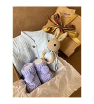 Organik Yenidoğan Bebek Hediye Seti  Amigurumi Tavşan Çıngırak, Müslin Tulum & Triko Patik (Mavi)