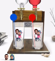 BK Gift Kişiye Özel Renkli Baskılı Sevgililer Karikatürlü İkili Vodka Bardağı ve Çift Musluklu Doğal Ahşap Vodka Standı-58 (Model 1)