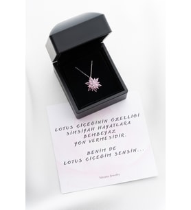 925 Ayar Gümüş Işıklı Kutuda Buzlu Pembe Lotus Çiçeği Kolye