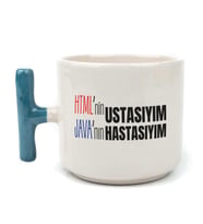 HTML'ni Ustasıyım JAVA'nın Hastasıyım Baskılı Mavi Kulplu T Kupa