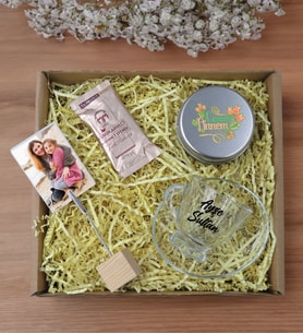 BK Gift Kişiye Özel İsimli Cam Kahve Fincanı & Türk Kahvesi & Ahşap Fotoğraf Tutucu & Gümüş Metal Kutuda Kokulu Mum Hediye Seti-4, Anneye Hediye, Anneler Günü Hediyeleri