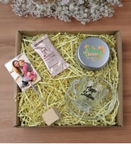 BK Gift Kişiye Özel İsimli Cam Kahve Fincanı & Türk Kahvesi & Ahşap Fotoğraf Tutucu & Gümüş Metal Kutuda Kokulu Mum Hediye Seti-4, Anneye Hediye, Anneler Günü Hediyeleri