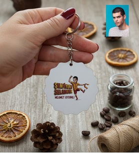 Kişiye Özel Karikatürlü Sarı Kırmızı Taraftar Anahtarlık Doğum Günü Hediyesi