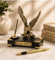 Kişiye Özel İsimli ve İmza Kalemli Gold Kartal Heykeli Siyah Mermer Tasarımlı Kaideli Ofis ve Makam Hediyesi