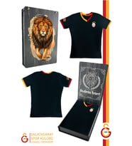 Galatasaray Orijinal Lisanslı Siyah Basic Çocuk T-shirt Gs Aslan Baskılı Hediyelik Ahşap Kutulu