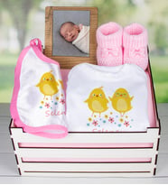 eJOYA Ahşap Sandıkta Kişiye Özel Zıbın Önlük Fotoğraf Çerçevesi Ve Patik Bebek Hediye Seti 109405 (Model 2)