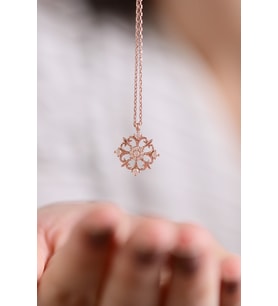 Püsküllü Yonca 14 K Rose Gold Kaplama Kadın Kolye