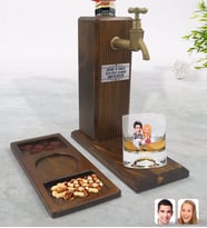 BK Gift Kişiye Özel Evleniyoruz Karikatürlü Viski Bardağı & Musluklu Doğal Ahşap İçki Standı & Masif Ahşap Dikdörtgen Sunum Tabağı Çerezlik Hediye Seti-7
