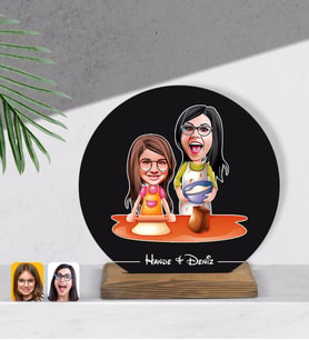BK Gift Kişiye Özel Anne Kız Karikatürlü Yuvarlak Ahşap Biblo-2