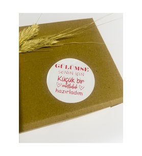 Gülümse Senin için Küçük bir Mutluluk Hazırladım Kalpli Yuvarlak Yapışkanlı Etiket 4x4 cm 120 adet