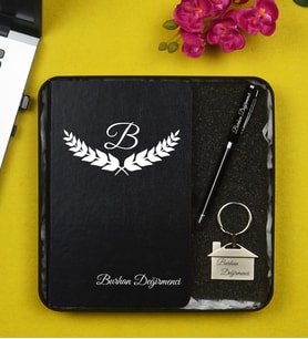 Kişiye Özel Arkadaşa Hediye Metal Kutu İçerisinde Siyah Defter Kalem ve Anahtarlık Hediye Seti