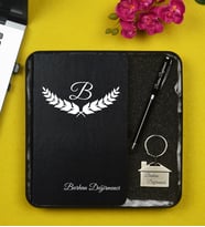 Kişiye Özel Arkadaşa Hediye Metal Kutu İçerisinde Siyah Defter Kalem ve Anahtarlık Hediye Seti
