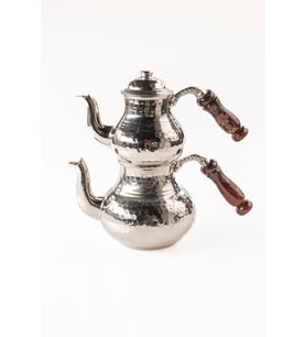 DMT Gaziantep Bakır Çaydanlık Takımı AĞIR EL DÖVMESİ  Alt:12 cm üst:8,5cm Toplam:1,3lt Ahşap kulp