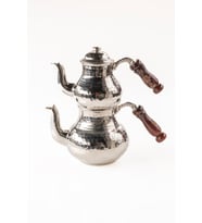 DMT Gaziantep Bakır Çaydanlık Takımı AĞIR EL DÖVMESİ  Alt:12 cm üst:8,5cm Toplam:1,3lt Ahşap kulp