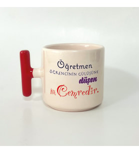 Kişiye Özel Öğretmen Öğrencinin Gülüşüne Düşen İlk Cemredir Baskılı Kırmızı Kulplu T Kupa (Beyaz)