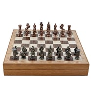 GiftHome Orta Boy Metal İngiliz Satranç Takımı Antik ve Rustik Desenli Sandıklı MDF Tahtası (36x36x6 cm.)