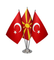 Masa Üstü Makedonya Bayrağı Türk Bayrağı Üçlü Krom Direk Masa Bayrak Seti