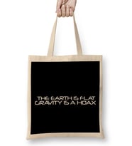 The Earth Is Flat Gravity Is A Hoax Flat Earth Bez Çanta Uzun Saplı