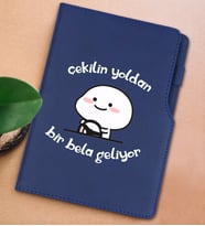 BK Gift Bir Bela Geliyor Tasarımlı Lacivert Termo Deri Not Defteri 15x21cm-1