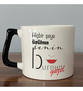 Hiçbir Şeye Üzülme Senin Burnun Güzel Baskılı Siyah Kulplu D Kupa