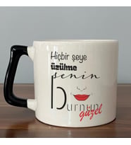 Hiçbir Şeye Üzülme Senin Burnun Güzel Baskılı Siyah Kulplu D Kupa