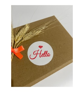 Hello Yazılı Kalpli Kırmızı Yazılı Yuvarlak Yapışkanlı Etiket 5x5 cm 100 adet