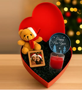 Kalp Kutuda Yılbaşına Özel Peluş Yılbaşı Ayıcık Anahtarlık, Happy New Year Metal Çerezlik, Ahşap Fotoğraf Çerçevesi ve Mini Ağaç Hediye Seti Yeni Yıl Hediye Kutusu