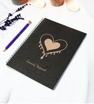 Kişiye Özel Kalp Temalı Siyah Kraft Kapaklı Defter - 45 Yaprak A5 (90 SAYFA) 15x21 Cm