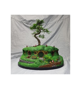 Hobbit Evi Ve Bilbo Baggins Boyalı Figür Büyük Boy (20 Cm Çap)