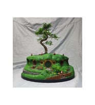 Hobbit Evi Ve Bilbo Baggins Boyalı Figür Büyük Boy (20 Cm Çap)
