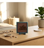 Hız Tutkununa Modern Dekoratif Obje, Motor Sporları Severler İçin Şık ve Dinamik Aksesuar 10x10 cm
