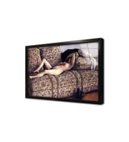 Nude On A Couch Çerçeveli Cam Tablo