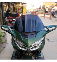 MOTOCAM Honda Goldwing Bagger Ön Cam 2018-2023 Model 38cm Siyah Renkli 4mm ORTA BOYLU
