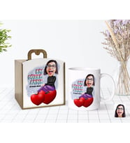 BK Gift Kişiye Özel Ahşap Kutuda Anneler Günü Temalı En Güzel Anne Karikatürlü Beyaz Kupa Bardak