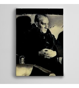 Atatürk Koltukta Siyah Beyaz Kanvas Tablo