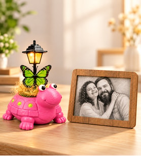 Kişiye Özel Karakalem Fotoğraflı Ahşap Çerçeve ve Sevimli Pembe Kaplumbağa Masa Lambası