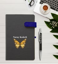 Kişiye Özel Sarı Kelebek Tasarımlı  - Lacivert Mıknatıs Patlı - İsme Özel Tarihsiz Ajanda ve Kalem