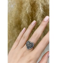 Siyah Alevli Kalp Yüzük – Tutkunun, Gücün ve Gotik Zarafetin Simgesi