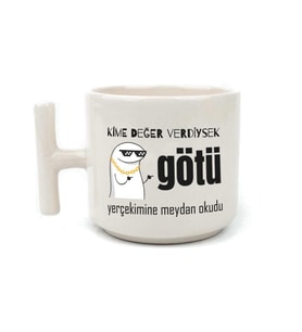 Kime Değer Verdiysek Götü Yerçekimine Meydan Okudu Baskılı Beyaz Kulplu T Kupa