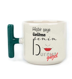 Hiçbir Şeye Üzülme Senin Burnun Güzel Baskılı Yeşil Kulplu T Kupa