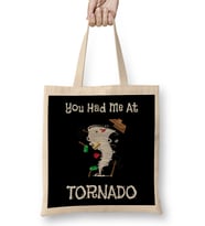 You Had Me At Tornado Funny Severe Weather Pun Bez Çanta Uzun Saplı