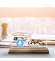 BK Gift Kişiye Özel İsimli Doktor Temalı Ahşap Tabanlı Akrilik Masa İsimliği-3, Ofis Dekoru, Mesleki Hediye, Ofis Hediyeleri