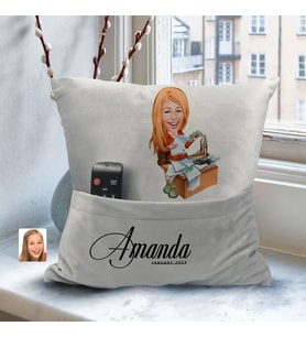 BK Gift Kişiye Özel Boss Anne Karikatür Tasarımlı Organizer Kumanda ve Atıştırmalık Cepli Gri Kırlent Yastık- 6 Arkadaşa Hediye, Cepli Yastık