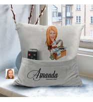 BK Gift Kişiye Özel Boss Anne Karikatür Tasarımlı Organizer Kumanda ve Atıştırmalık Cepli Gri Kırlent Yastık- 6 Arkadaşa Hediye, Cepli Yastık