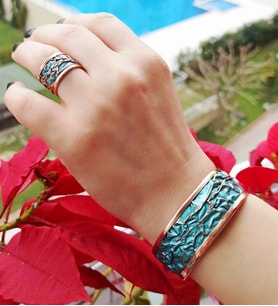 Turkuaz Renk Rölyef Desen Şekilli El Yapımı Ayarlanabilir Bakır Kadın Yüzük ve Bileklik Seti (Gümüş)