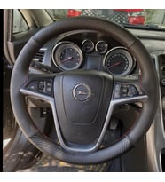 DİKİŞLİ DİREKSİYON KILIFI KARBON DERİ SİYAH DERİ KIRMIZI DİKİŞLİ OPEL ASTRA J İÇİN