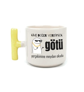 Kime Değer Verdiysek Götü Yerçekimine Meydan Okudu Baskılı Sarı Kulplu T Kupa