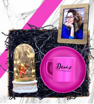 İsimli Pembe Kahve Fincanı & Işıklı Kalp Tutan Çiftli Fanus & Fotoğraf Seti
