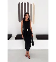 Neşeli butik kadın siyah kolsuz peplum kesim midi boy kemer tokalı elbise NBK4640